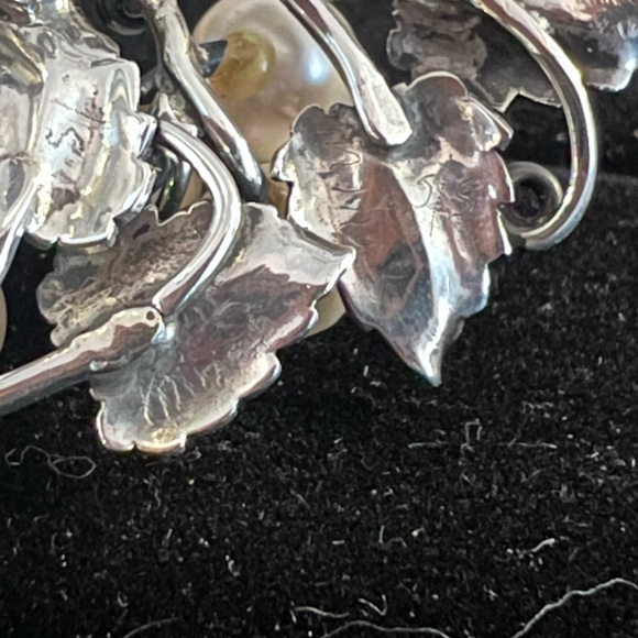 Elegant Ming’s Sterling Silver and Pearl Leaf Clip on  Earrings - Picture 6 of 8